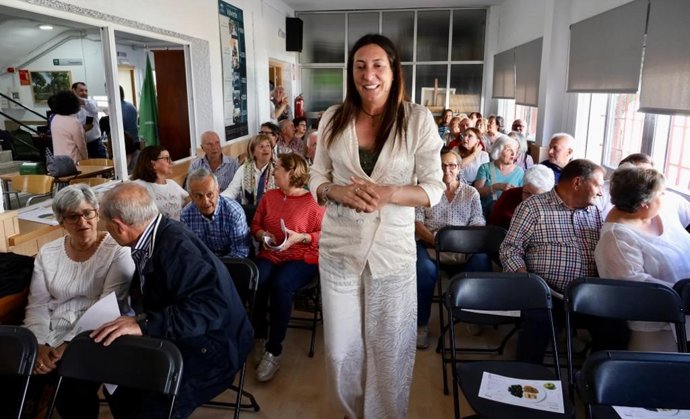 La consejera en su visita el centro de mayores de Valverde del Camino.