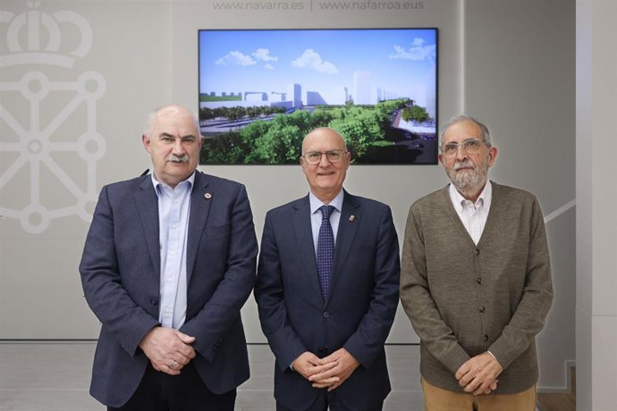 I-D: El vicepresidente segundo y consejero de Ordenación del Territorio, Vivienda, Paisaje y Proyectos Estratégicos, José María Aierdi, el consejero de Cohesión Territorial, Bernardo Ciriza, y el coordinador del PSIS de Etxabakoitz, Juan López.