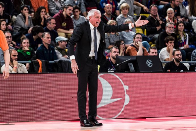 Archivo - Zeljko Obradovic, entrenador del Partizán, dando instrucciones durante un partido