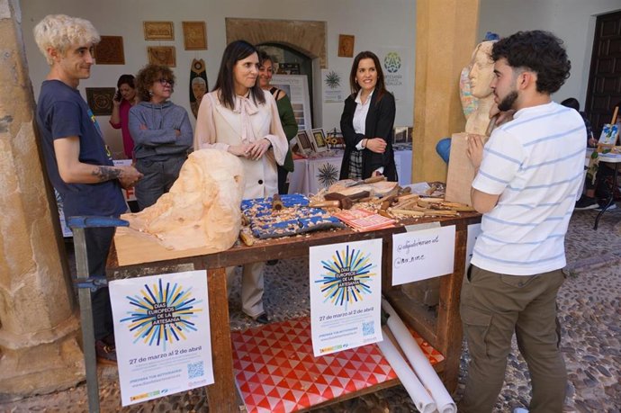 Gálvez (centro), con artesanos y alumnos de las escuelas de Arte en el Zoco Municipal.