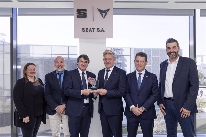 El ceo de Seat, Wayne Griffiths, recibiendo el premio.