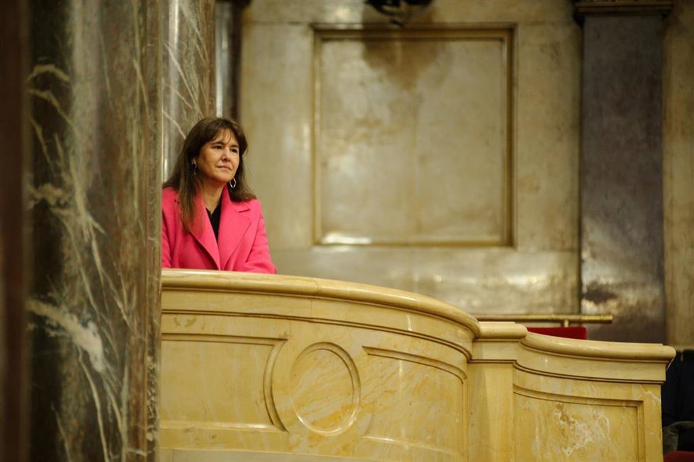 La presidenta de Junts, Laura Borrs, en una sesión plenaria del Parlament durante su suspensión 