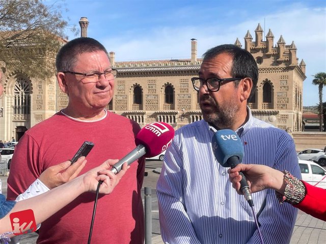 Juan Ramón Crespo, coordinador de IU CLM, y Eugenio Parreño, responsable del Área de Transporte IU CLM