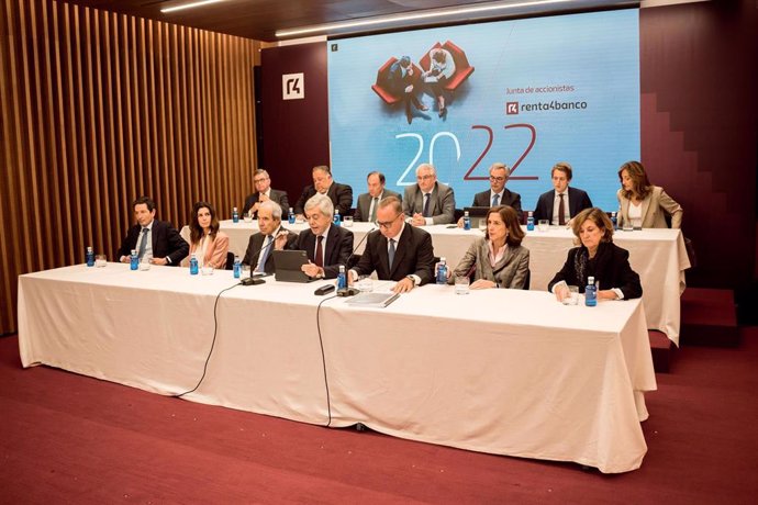 El presidente de Renta 4 Banco, Juan Carlos Ureta (4i), y el secretario del Consejo de la entidad, Pedro Ramón y Cajal (3d), durante una junta de accionistas de Renta 4 Banco, a 30 de marzo de 2023, en Madrid (España). Durante la junta general, los acci