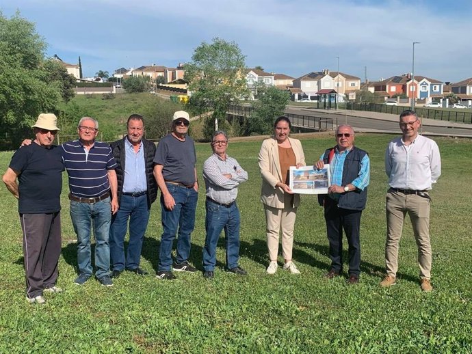 María Luisa Gómez Calero con miembros del Consejo de Distrito Levante Este y de la Entidad de Conservación de Paraíso Arenal para presentarles el proyecto de lo que será el futuro Centro Cívico de Levante Este.