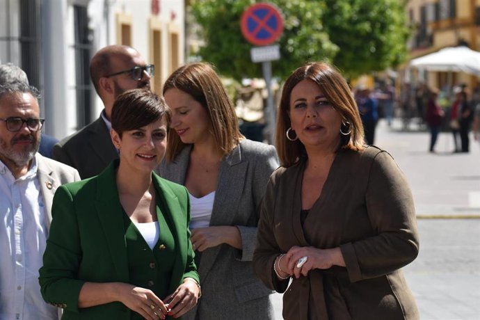 La ministra de Política Territorial y portavoz del Gobierno, Isabel Rodríguez, junto a Elena Amaya, alcaldesa en el Ayuntamiento de Puerto Real (Cádiz)