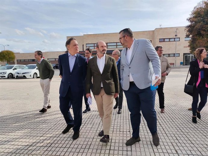 El vicesecretario nacional de Política Local y Autonómica del Partido Popular, Pedro Rollán, centro, en su visita a Villares de la Reina (Salamanca).