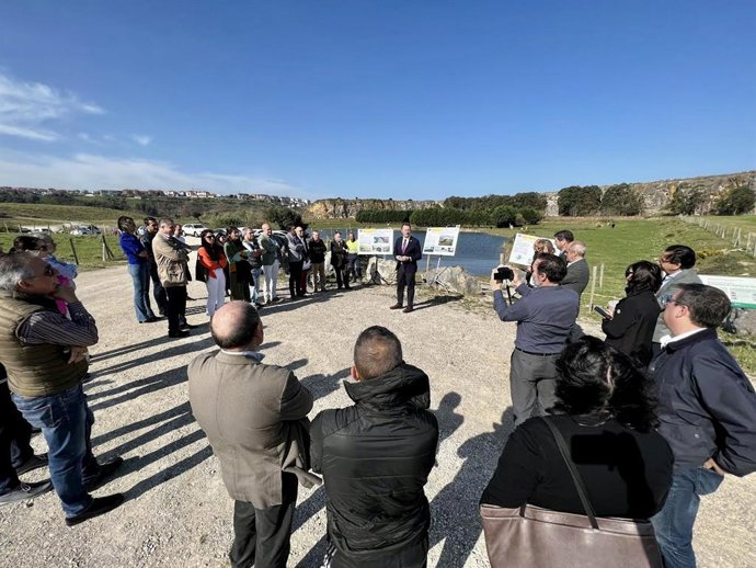 El consejero de Desarrollo Rural, Ganadería, Pesca, Alimentación y Medio Ambiente, Guillermo Blanco, anuncia acciones de restauración ambiental para la antigua cantera de Cuchía (Miengo), en Suances y en Astillero