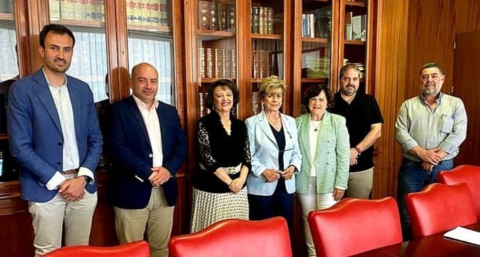 La subdelegada del Gobierno, Rafaela Valenzuela, se reúne con la plataforma 'Que pare el tren en los Pedroches' y representantes políticos.
