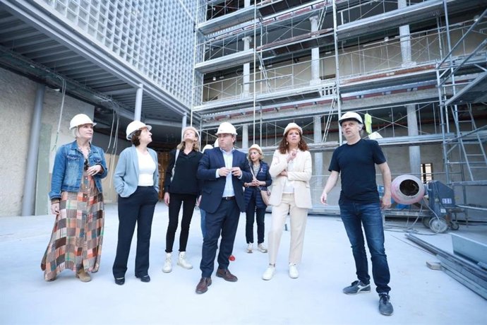 La presidenta del Consell de Mallorca, Catalina Cladera, visitando las obras de la reforma de la residencia Miquel Mir de Inca