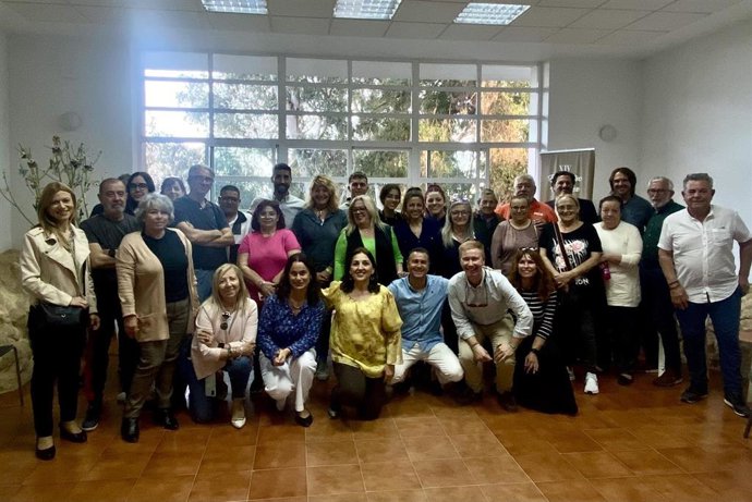 La candidata del Partido Popular a la Alcaldía de Huelva, Pilar Miranda, junto a los miembros de la Asociación Mirador de El Conquero.