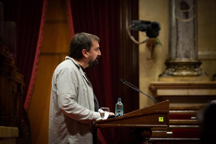 Archivo - El diputado de la CUP Dani Cornell en el pleno del Parlament del 13 de mayo.