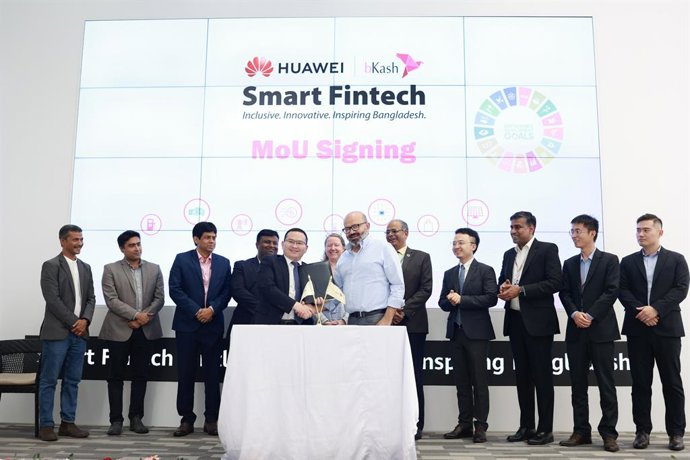 Representatives from Huawei Bangladesh and bKash are signing the MOU.