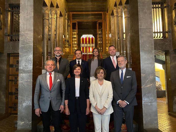 Responsables de las instituciones leonesas y barcelonesas, junto con los representantes del Museo Casa Botines Gaudí de León y del Palau Gúell de Barcelona, en el acto de promoción turística.