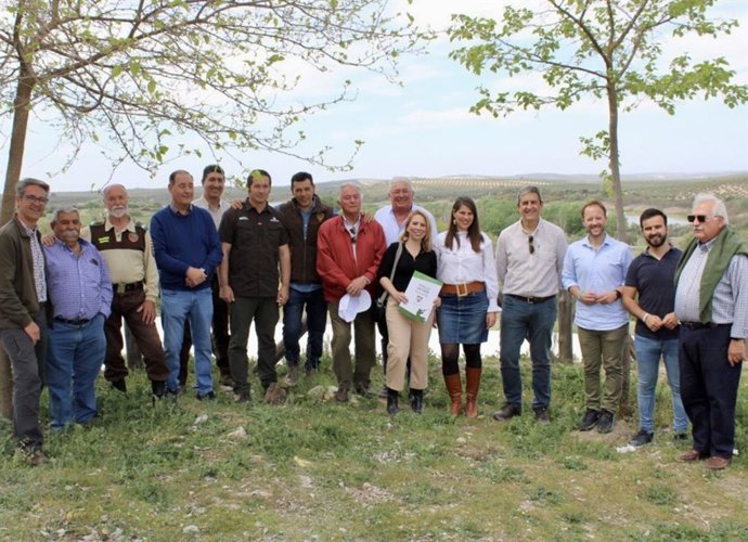 Representantes del PP y cazadores en el coto de la Sociedad de Cazadores de Aguilar de la Frontera (Córdoba) para conocer el Proyecto Framework.