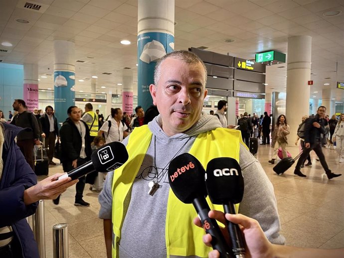 El portavoz de Élite Taxi Tito Álvarez este jueves en el Aeropuerto de Barcelona-El Prat