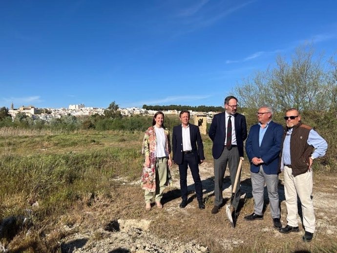 El delegado del Gobierno de la Junta en Córdoba, Adolfo Molina (centro), en su visita a Puente Genil.