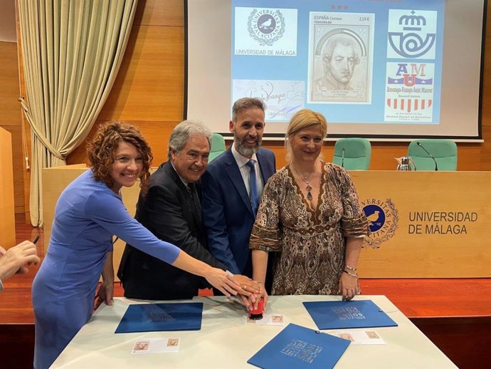 Correos presenta en la Universidad de Málaga el sello dedicado a Luis de Unzaga y Amézaga.