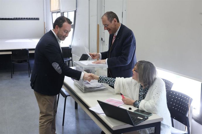 Foto: Ramón Gonzalo saluda a la profesora Magdalena Romera, ante el catedrático Luis Ezquerro, tras depositar su voto