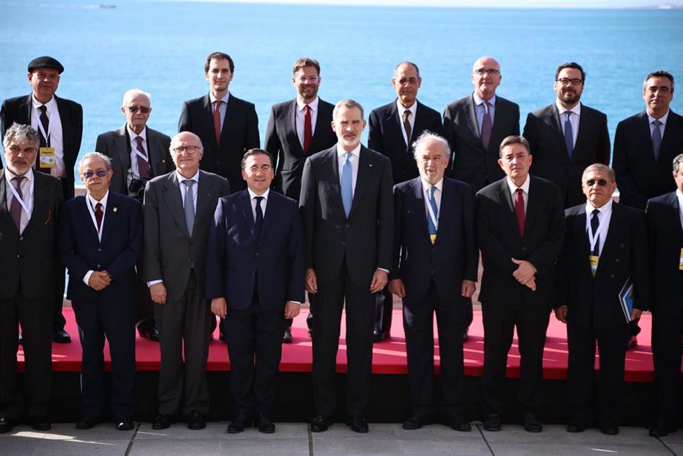 El Rey Felipe VI en la foto de familia con miembros de la academia en el IX Congreso Internacional de la Lengua Española a 27 de marzo