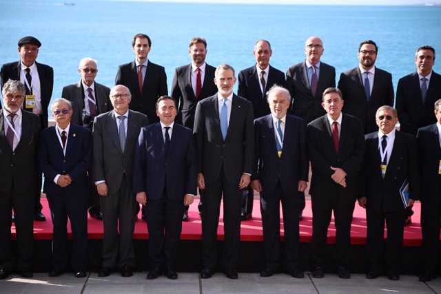 El Reyes Felipe VI en la foto de familia con miembros de la academia en el IX Congreso Internacional de la Lengua Española a 27 de marzo del 2023 en Cádiz. Andalucía. El Rey Felipe VI y la Reina Letizia, han inaugurado la IX edición del Congreso Internaci