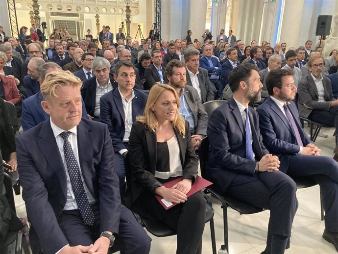 Wayne Griffiths (Anfac), con los consellers Natlia Mas y Roger Torrent y el presidente Pere Aragons en un acto de este jueves