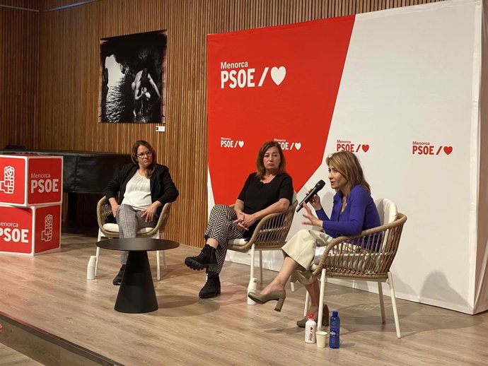 La presidenta del Consell de Menorca, Susana Mora, la presidenta del Govern, Francina Armengo, y la ministra de Transportes, Movilidad y Agenda Urbana, Raquel Sánchez, en un acto sobre vivienda en Maó.