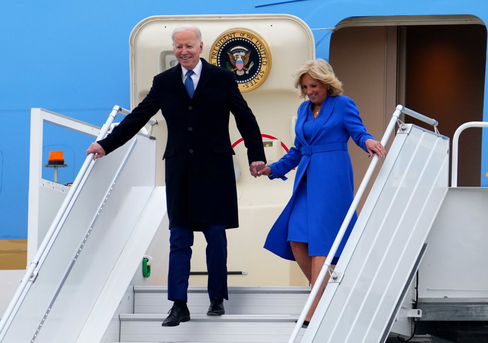 23 March 2023, Canada, Ottawa: US President Joe Biden (L)and his wife Jill walk down the stairs from Air Force One upon their arrival in Ottawa. Photo: Sean Kilpatrick/Canadian Press via ZUMA Press/dpa