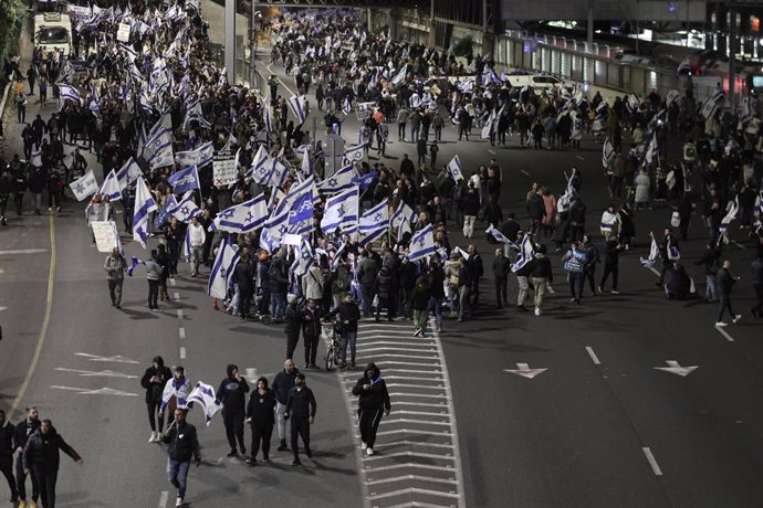 Partidarios de la reforma judicial cortan una carretera en Tel Aviv