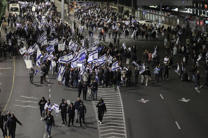 30 March 2023, Israel, Tel Aviv: People participate in a demonstration to support the Israeli government. Photo: Ilia Yefimovich/dpa