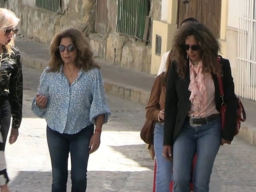LOLITA Y ROSARIO FLORES EN JEREZ DE LA FRONTERA VISITANDO EL CENTRO CULTURAL DE LOLA FLORES