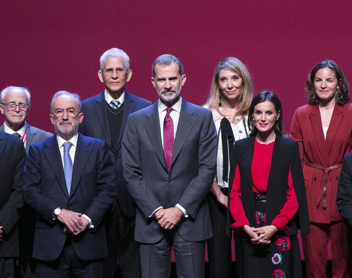 Archivo - Los Reyes Felipe VI y Letizia (C/D); junto al director de la RAE, Santiago Muñoz Machado (i) posan en una foto institucional durante la clausura del XVI Congreso de la Asociación de Academias de la Lengua Española (Asale).      
