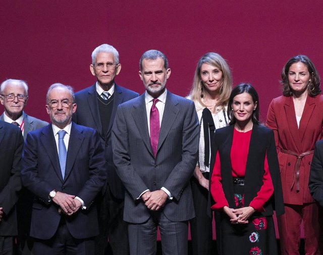 Archivo - Los Reyes Felipe VI y Letizia (C/D); junto al director de la RAE, Santiago Muñoz Machado (i) posan en una foto institucional durante la clausura del XVI Congreso de la Asociación de Academias de la Lengua Española (Asale).      