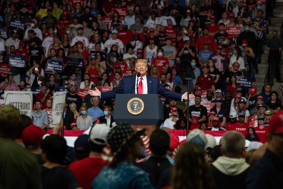 Archivo - El presidente de Estados Unidos, Donald Trump, durante un mitin celebrado a puerta cerrada en julio en Tulsa, Oklahoma, en medio de la crisis del coronavirus.