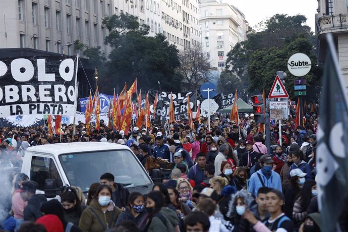 Archivo - Organizaciones sociales durante una protesta  contra la pobreza en la Plaza de Mayo en Buenos Aires, Argentina.
