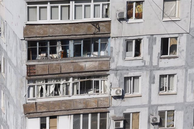 Archivo - Un edificio dañado por los bombardeos en la ciudad ucraniana de Mariúpol