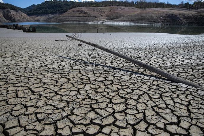 Imagen de archivo - Imágenes de la sequía en el pantano de Sau, a 27 de marzo de 2023, en Vilanova de Sau, Barcelona, Catalunya (España).