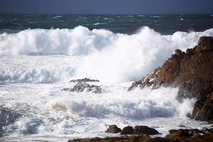 Archivo - Grandes olas en el mar, a 17 de enero de 2023, en Ferrol, A Coruña, Galicia (España). La Dirección General de Emergencias e Interior de la Vicepresidencia Segunda de la Xunta ha activado el primer aviso rojo del año por temporal costero en el 