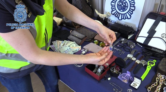 Detenido un varón por robar en domicilios de Madrid por el método del escalo