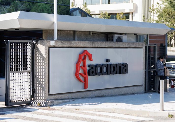 Acceso a la entrada de la sede de Acciona, a 13 de marzo de 2023, en Madrid (España). Acciona, S. A. es una empresa española, grupo global de desarrollo y gestión de soluciones sostenibles de infraestructuras, especialmente de energía renovable. La acti