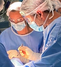 Intervención quirúrgica para una prótesis de rodilla en el Hospital Virgen Macarena de Sevilla.