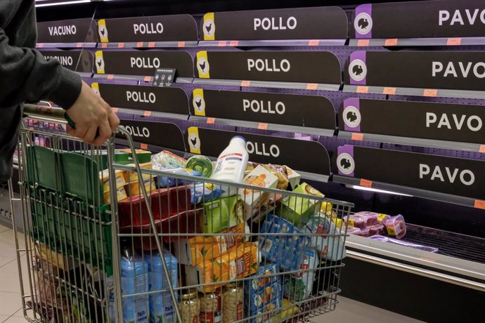 Archivo - Un cliente realiza la compra en un supermercado un día marcado por colas de gente deseosas de hacer acopio de alimentos y otros productos debido al avance del coronavirus en España, en Madrid (España), a 10 de marzo de 2020.