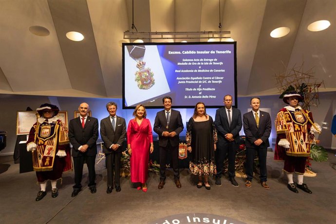 Foto de familia de los premiados en la concensión de Medallas de Oro de Tenerife