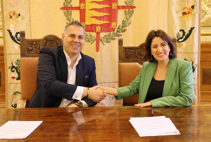 El director general del Real Valladolid Baloncesto, Saúl Hernández, y la concejal de Medio Ambiente y Desarrollo Sostenible, María Sánchez.