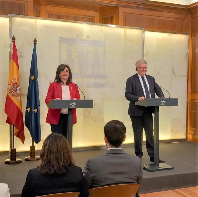 El comisario europeo de Empleo y Derechos Sociales, Nicolas Schmit, junto a la presidenta riojana, Concha Andreu