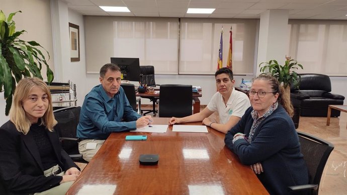El director general del Ibsalut, Manuel Palomino, y la presidenta de ELA Baleares, Catalina Rigo, firman un convenio para ofrecer rehabilitación respiratoria domiciliaria a los pacientes de Esclerosis Lateral Amiotrófica.