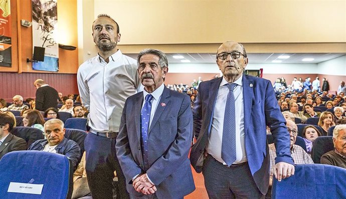 Javier López Estrada, Miguel Ángel Revilla y López Marcano en el acto de candidatura a la Alcaldía de Torrelavega