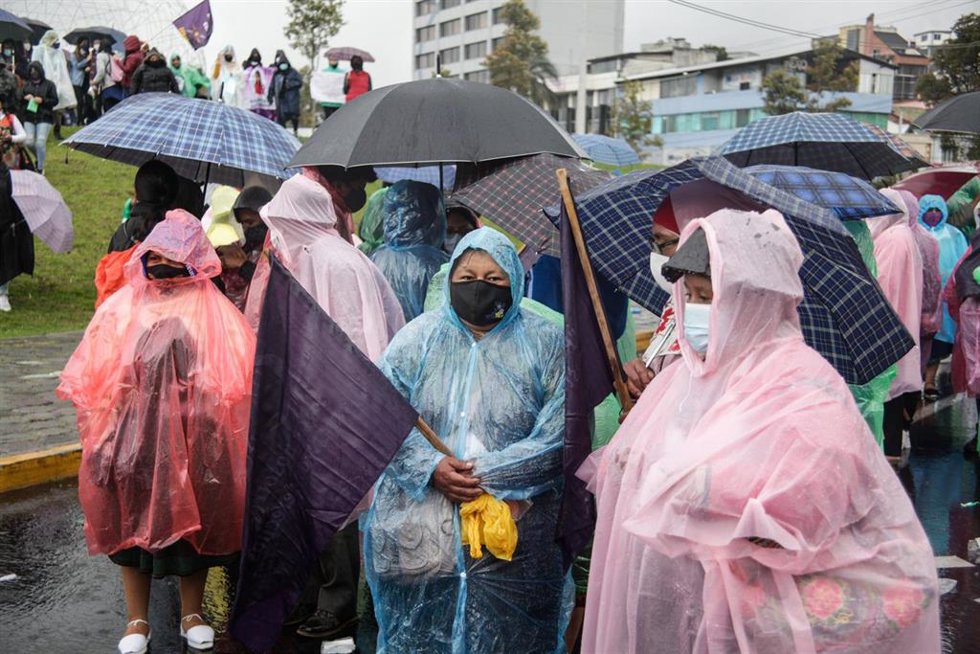 Archivo - Imagen de archivo de varias mujeres bajo la lluvia en Ecuador.