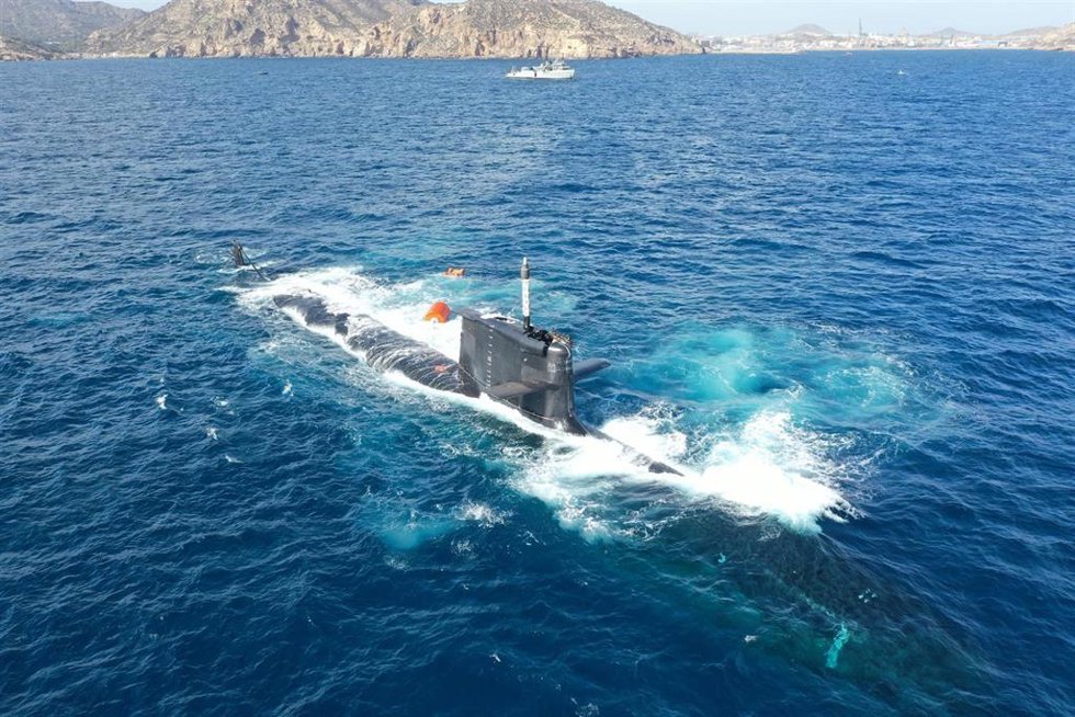 El submarino S-81 'Isaac Peral' realiza su primera inmersión estática en aguas de la estación naval de La Algameca, en Cartagena (Murcia), a 30 de marzo de 2023