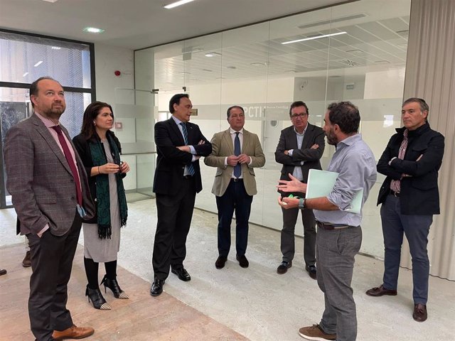 El consejero de Universidad, Investigación e Innovación, José Carlos Gómez Villamandos, durante su visita a las instalaciones del PCT Huelva.